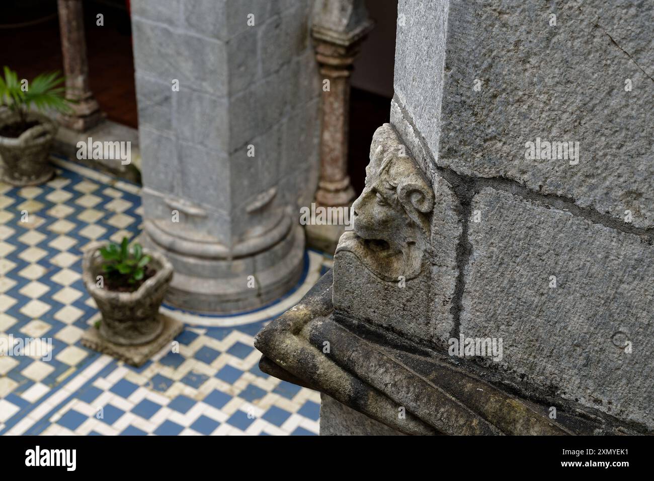 Colonne in pietra ornamentali e dettagliate piastrelle nel cortile interno di Palácio da pena Foto Stock