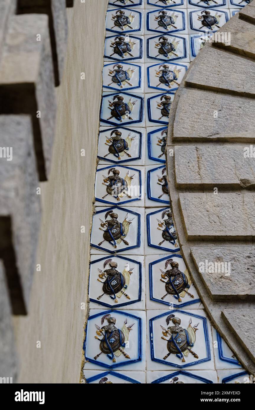 Intricate piastrelle dipinte a mano raffiguranti cavalieri in armatura adornano le pareti di Palazzo pena Foto Stock