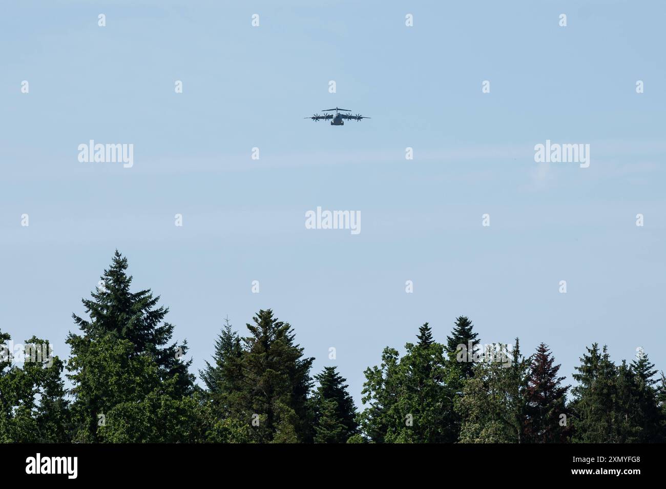 Ein Airbus A400M der Luftwaffe bei einem Überflug an der Staatsdomäne Waldhof. DAS Gelände an der Staatsdomäne Waldhof auf der Gemarkung Geislingen im Zollernalbkreis soll für Fallschirm-Luftlandungs-Übungen und Übungen zum Absetzen von Lasten durch das Kommando Spezialkräfte KSK der Bundeswehr und durch die US-Streitkräfte dienen. Rosenfeld Baden-Württemberg Deutschland *** un Airbus A400M dell'Aeronautica militare tedesca durante un cavalcavia nel dominio di stato di Waldhof l'area del dominio di stato di Waldhof nel distretto di Geislingen di Zollernalbkreis deve essere utilizzata per esercitazioni di atterraggio aviotrasportato con paracadute Foto Stock