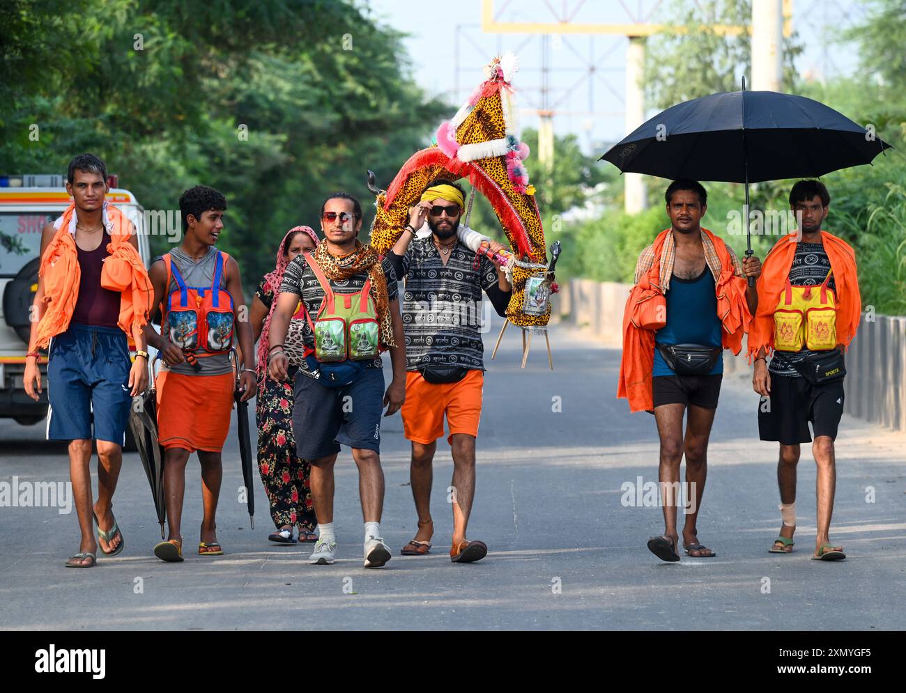 India. 29 luglio 2024. NOIDA, INDIA - LUGLIO 29: Kanwariyas che trasportano acqua sacra raccolta dal fiume Ganga ad Haridwar tornando alla loro città natale durante il Kanwar Yatra su un sentiero attraverso la diga di Okhla il 29 luglio 2024 a Noida, India. La gente celebrerà il Sawan Shivratri il 2 agosto in tutta l'India. (Foto di Sunil Ghosh/Hindustan Times/Sipa USA) credito: SIPA USA/Alamy Live News Foto Stock