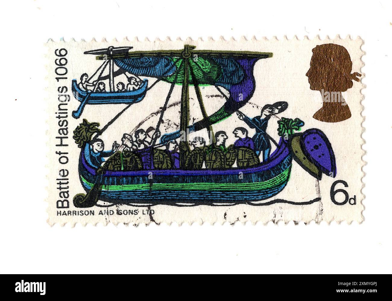 Un francobollo vintage della regina Elisabetta II con la Battaglia di Hastings 1066 su sfondo bianco. Foto Stock