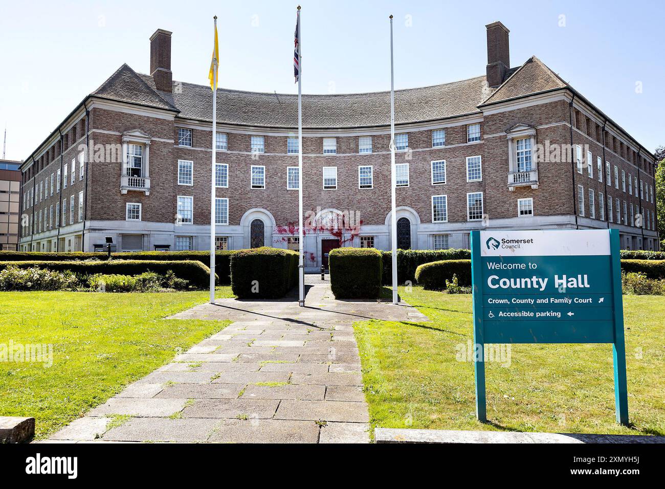 Taunton, Regno Unito 30 luglio 2024. Il County Hall di Taunton, Somerset, Regno Unito, è stato attaccato da vandali, spruzzando vernice rossa e rompendo finestre. Questa è la quarta volta che l'edificio è stato attaccato da vandali, che vogliono che il Somerset Council sfrattasse la società di difesa britannica Elbit Systems, da un edificio commerciale di proprietà del Somerset council a Bristol. I manifestanti affermano che la Elbit Systems ha legami con Israele, ma la società sostiene che non viene inviato nulla a Israele dal suo sito di Bristol. L’azione della Palestina, che ha effettuato i precedenti attacchi, ha detto che era dietro agli ultimi danni. Credito: Mark Pass Foto Stock