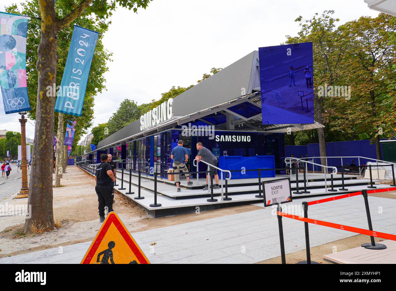 Sala espositiva temporanea per Samsung, partner delle Olimpiadi estive di Parigi 2024 sul viale degli Champs-Elysées Foto Stock