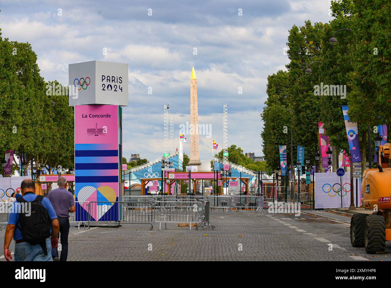 Ingresso per gli spettatori degli stadi temporanei costruiti sulla Place de la Concorde per le Olimpiadi estive di Parigi del 2024 Foto Stock