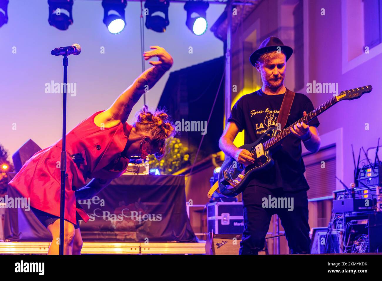 Sophie Les Bas Bleus in concerto durante le Pélicanades de Puisserguier vicino Beziers. Occitanie, Francia Foto Stock