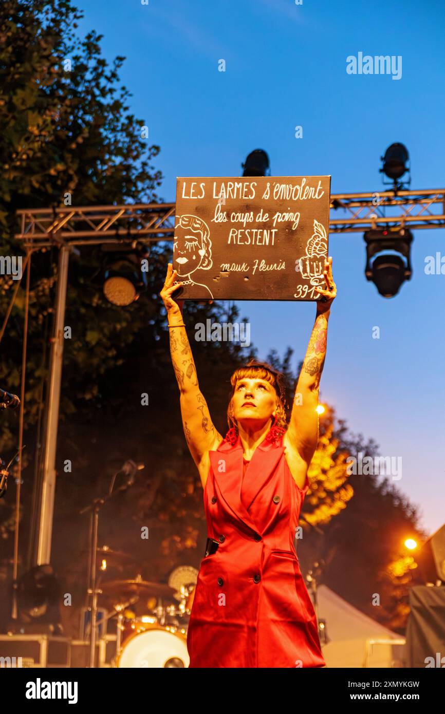 Sophie Les Bas Bleus in concerto durante le Pélicanades de Puisserguier vicino Beziers. Occitanie, Francia Foto Stock