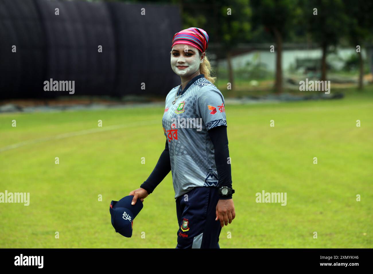 La giocatrice di bowling veloce del Bangladesh Jahanara Alam è vista la squadra di cricket femminile del Bangladesh che frequenta le pratiche al Bangladesh Krira Shikkha Protishtan Ground-4 a Zir Foto Stock