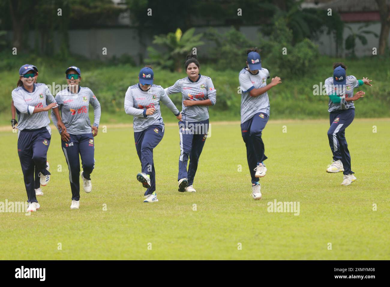 La squadra di cricket femminile del Bangladesh partecipa alle esercitazioni presso il Bangladesh Krira Shikkha Protishtan Ground-4 a Zirani, Savar, Bangladesh, 11 luglio 2024.BCB announ Foto Stock