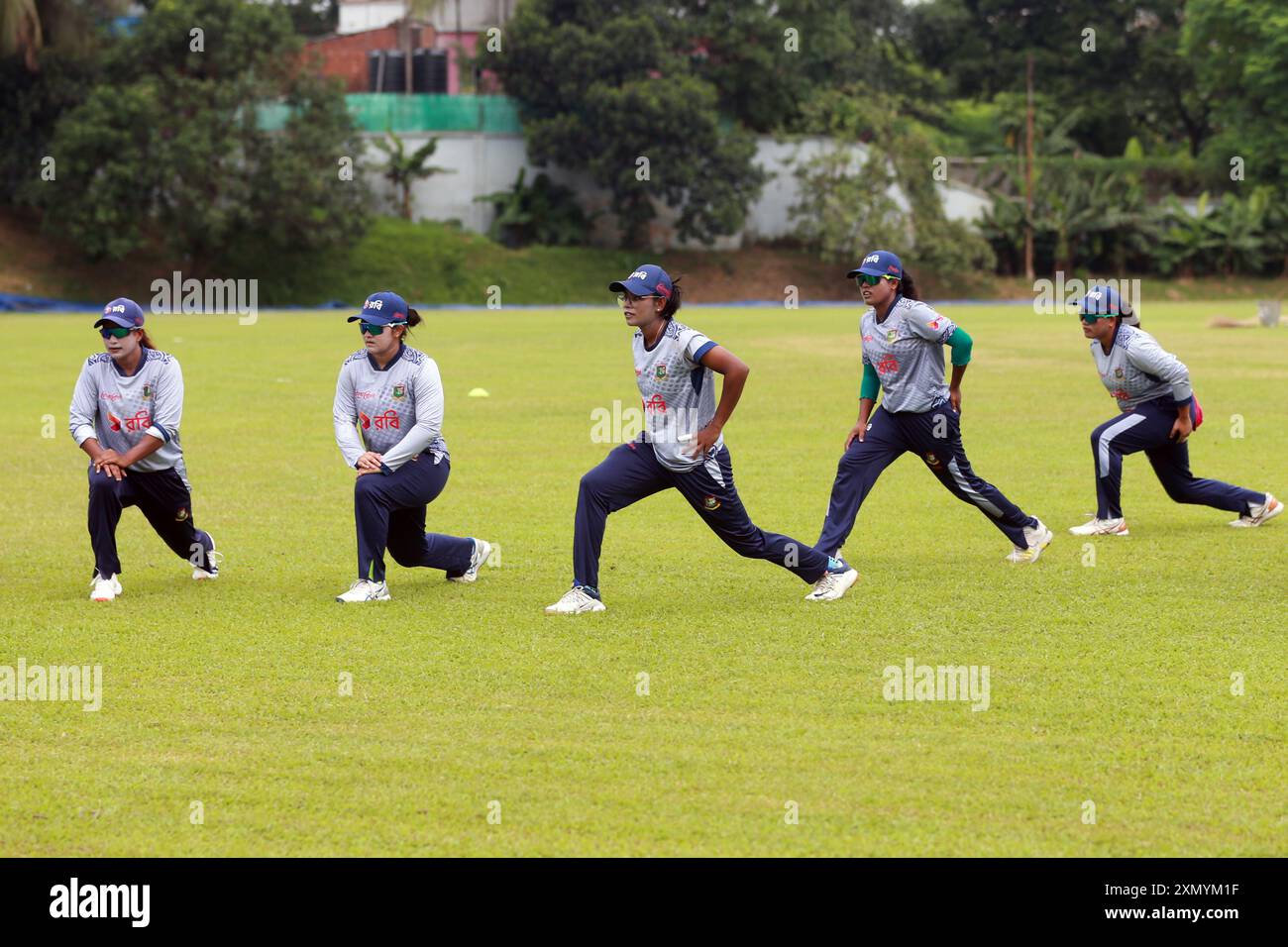 La squadra di cricket femminile del Bangladesh partecipa alle esercitazioni presso il Bangladesh Krira Shikkha Protishtan Ground-4 a Zirani, Savar, Bangladesh, 11 luglio 2024.BCB announ Foto Stock