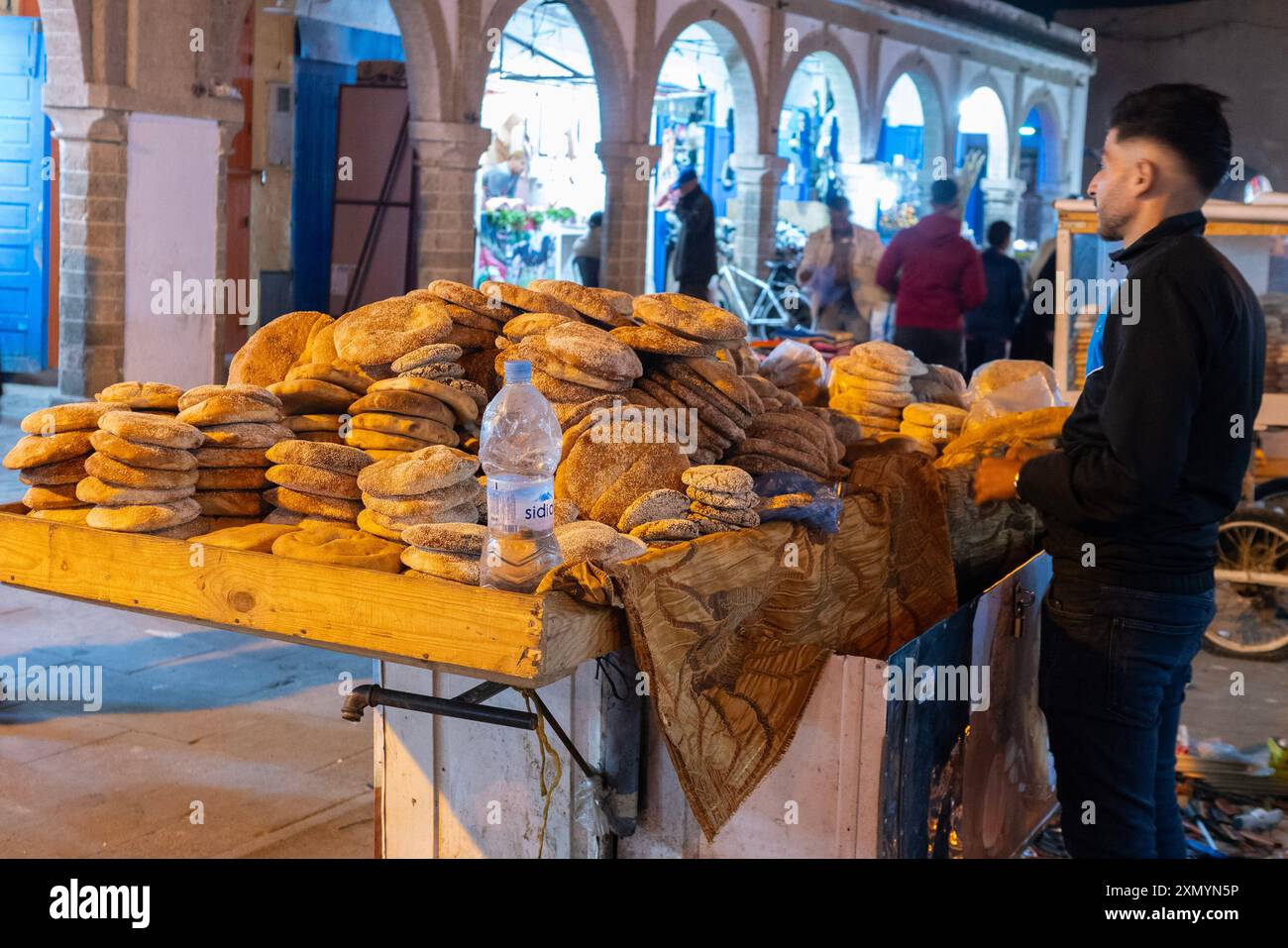 Un carrello pieno di delizioso pane marocchino locale nella vecchia Medina di notte. Foto Stock