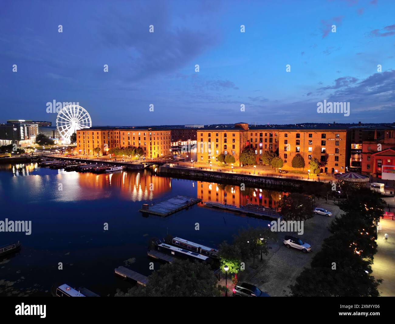 Veduta aerea degli edifici del Royal Albert Dock di Liverpool e della grande ruota al tramonto. Foto Stock