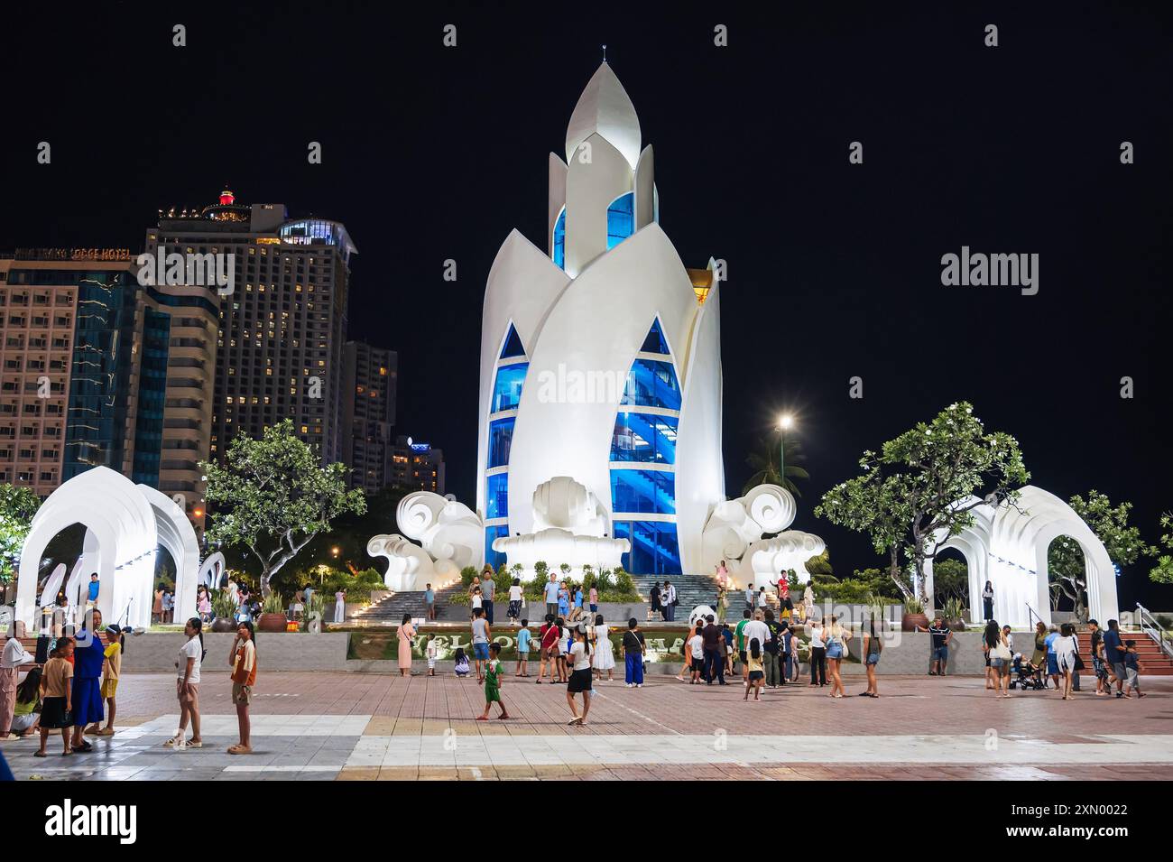 Lotus Tower Thap tram Huong nel centro della città di Nha Trang sul lungomare di notte. Nha Trang, Vietnam - 17 luglio 2024 Foto Stock