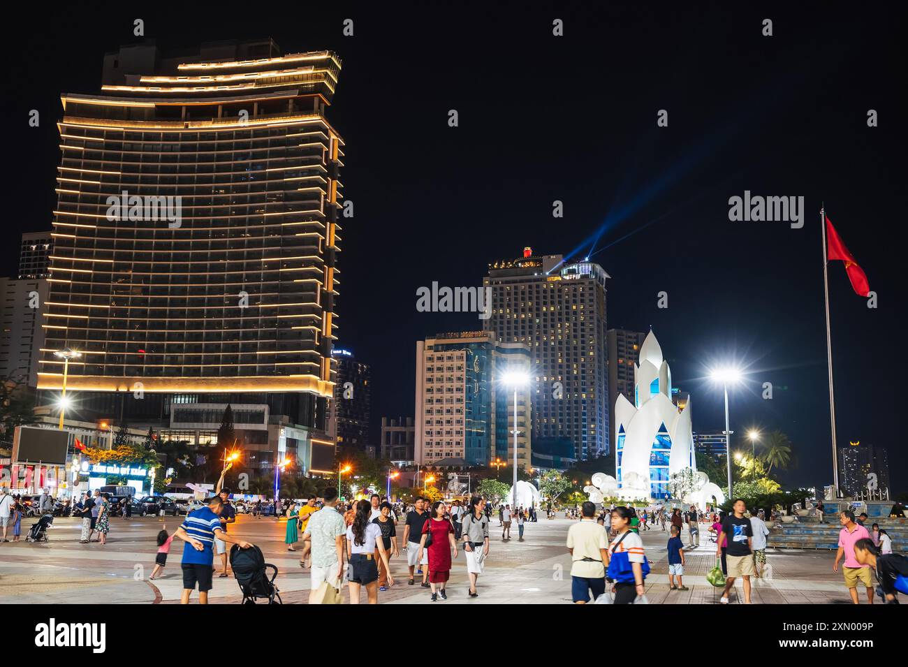 La piazza centrale della città di Nha Trang con il Lotus Tower Thap tram Huong di notte. Nha Trang, Vietnam - 17 luglio 2024 Foto Stock