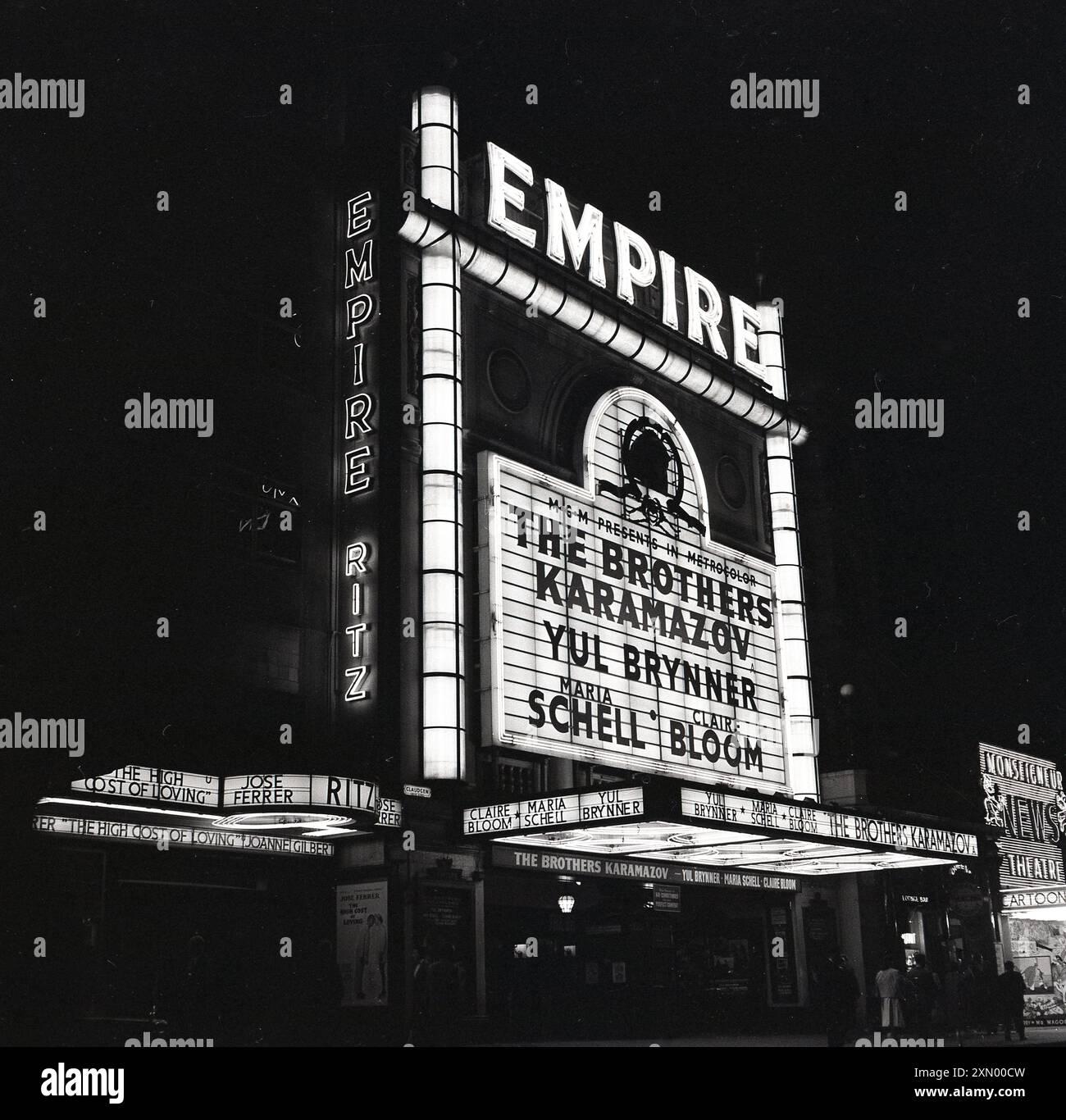 1958, Historical, Outside of the Empire Cinema, Leicester Square, Londra, Inghilterra, Regno Unito, dove è stato proiettato il film The Brothers Karamazov con Yul Brynner, Maria Schelll e Claire Bloom, presentato da MGM in Metrocolor. Originariamente costruito nel 1884 come teatro di varietà, l'Empire fu acquisito nel 1925 dalla Metro-Goldwyn-Mayer e ricostruito come un cinema per mostrare film. Foto Stock