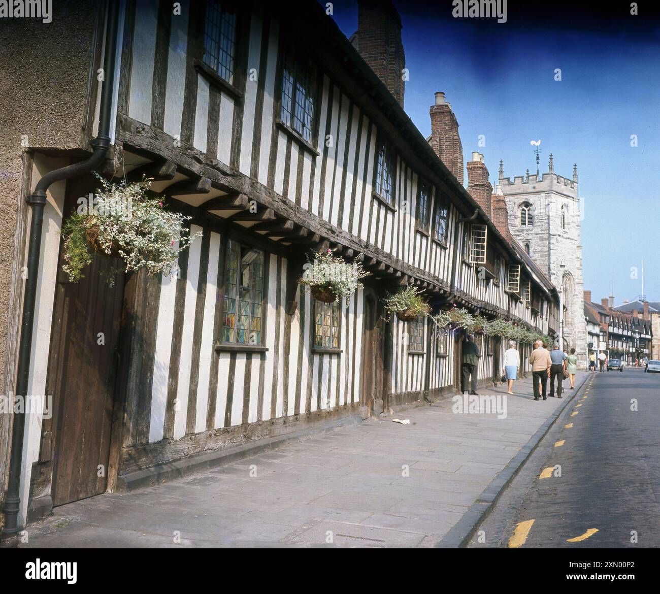 Anni '1970, case in legno a Stratford upon Avon, Warwickshire, Inghilterra, Regno Unito, una città mercato elisabettiana, famosa come il luogo di nascita del drammaturgo inglese, William Shakespeare. Foto Stock