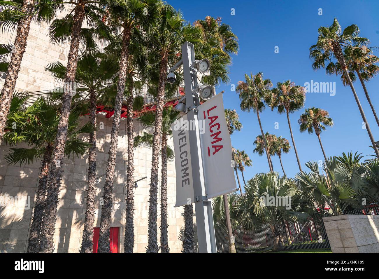 Los Angeles, CA, Stati Uniti: Luglio 26 2024: Primo piano di un cartello su un lampione per il Los Angeles County Museum of Art (LACMA) di Los Angeles, CA. Foto Stock