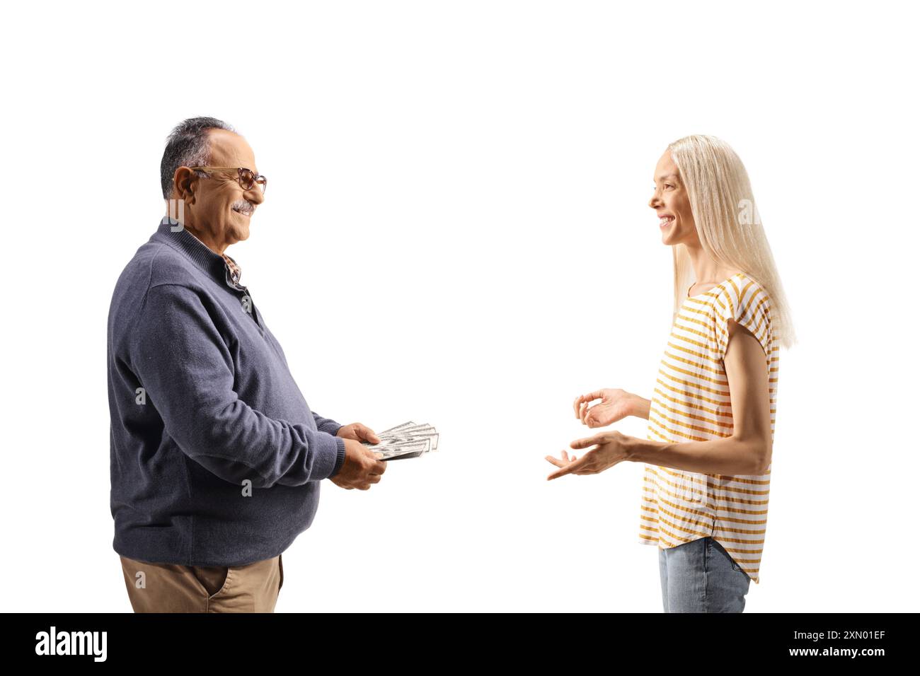 Uomo maturo che dà soldi a una giovane donna isolata su sfondo bianco Foto Stock