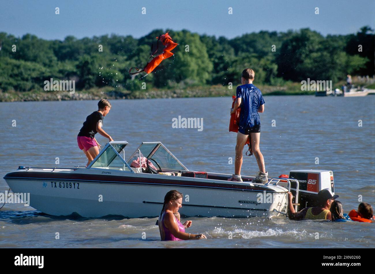 I visitatori che si divertono in barca, il Texana Park and Campground, ex parco statale, presso il lago Texana, la regione della costa del Golfo, vicino a Edna, Texas, Stati Uniti Foto Stock