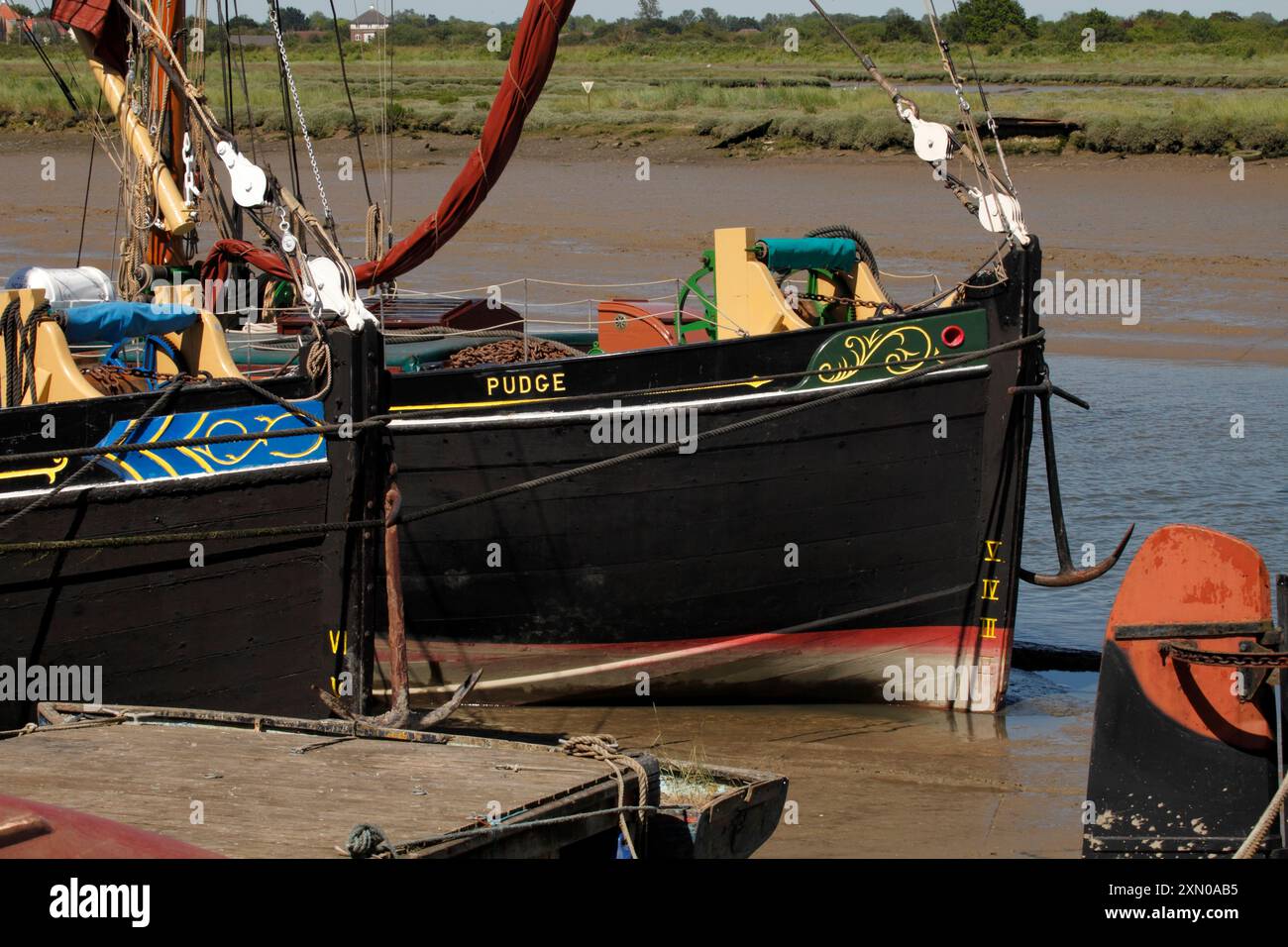 Archi dipinti o e piastre di prua delle chiatte a vela del Tamigi ormeggiate a Maldon, Essex Foto Stock