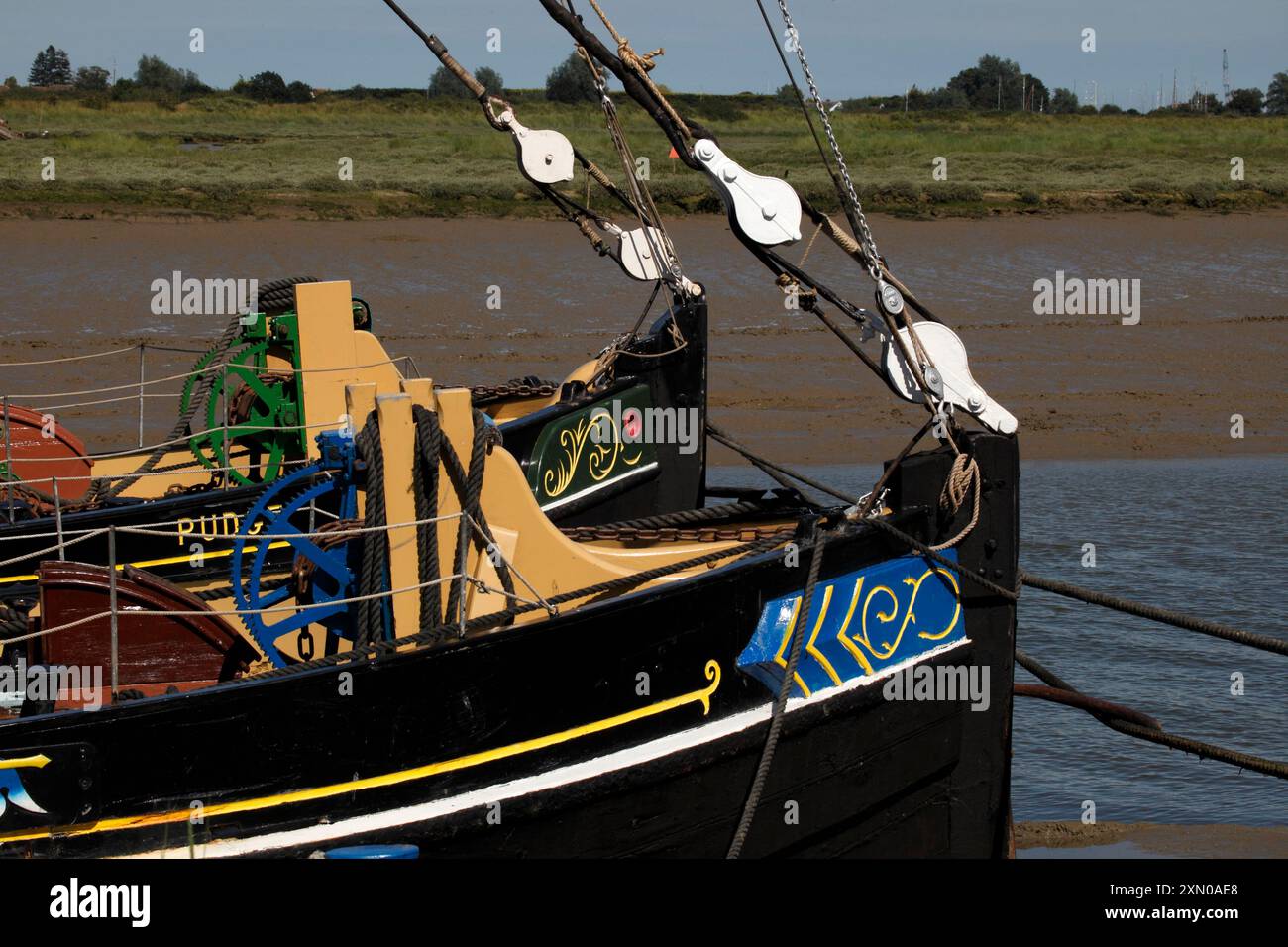 Archi dipinti o e piastre di prua delle chiatte a vela del Tamigi ormeggiate a Maldon, Essex Foto Stock