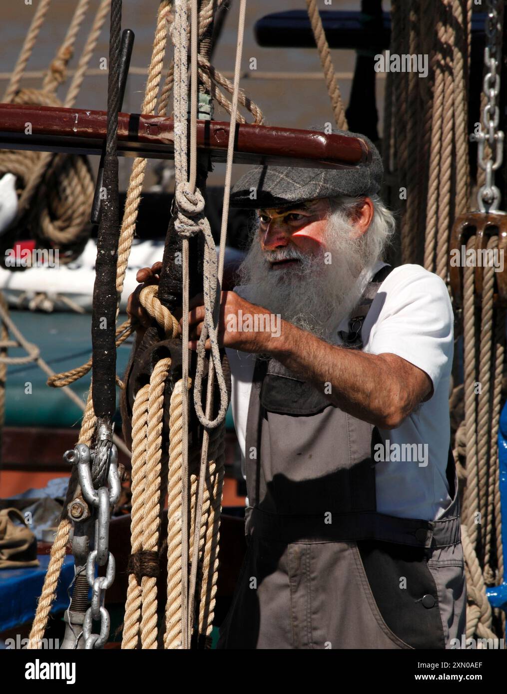 Stiamo lavorando alla costruzione di chiatte a vela sul Tamigi ormeggiate a Maldon, Essex. Manutenzione continua della fune. Foto Stock
