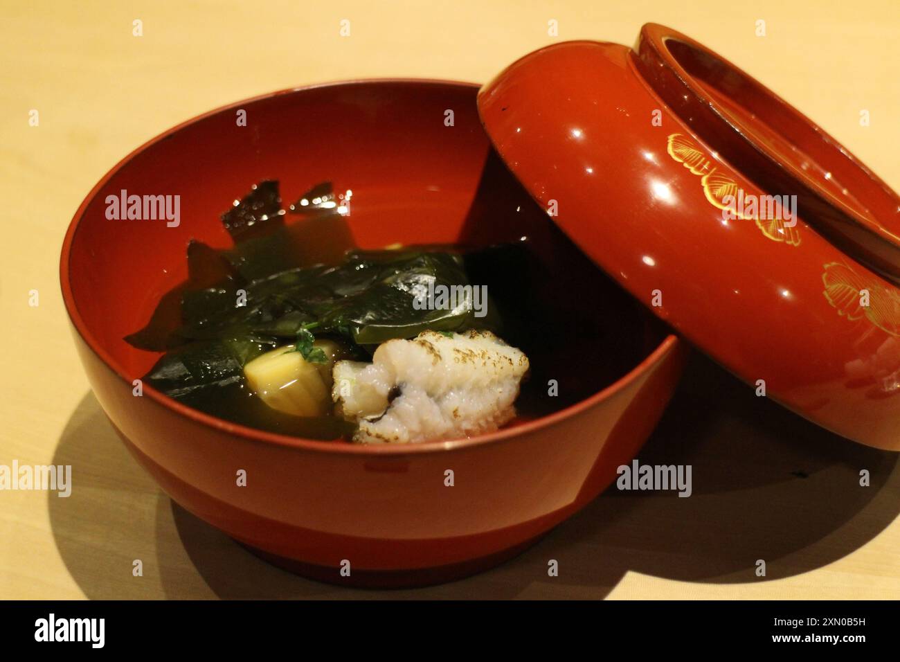Cucina giapponese : zuppa Dashi (zuppa di scorta) con hamo (piccione daggertooth) e takenoko (tiro di bambù) a Kyoto, Giappone Foto Stock