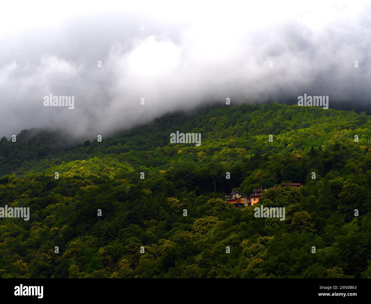 Città vecchia sotto le Alpi Foto Stock