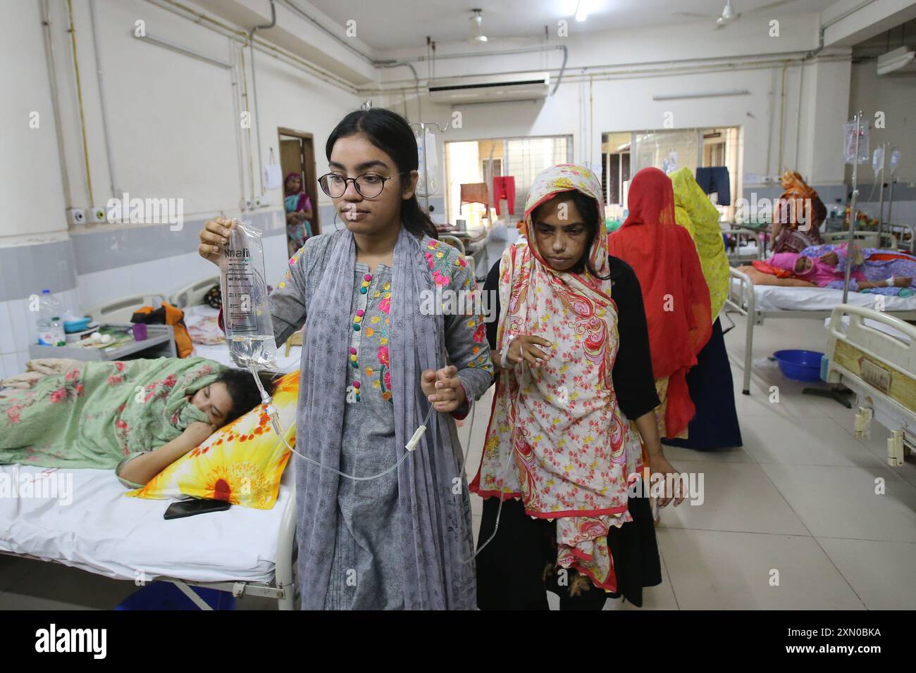 Dacca. 30 luglio 2024. I pazienti affetti da dengue vengono curati in un ospedale di Dacca, Bangladesh, 29 luglio 2024. Il Bangladesh ha riferito 226 nuovi casi di dengue nelle ultime 24 ore, ha detto lunedì la direzione generale dei servizi sanitari (DGHS) sotto il Ministero della salute. Crediti: Xinhua/Alamy Live News Foto Stock