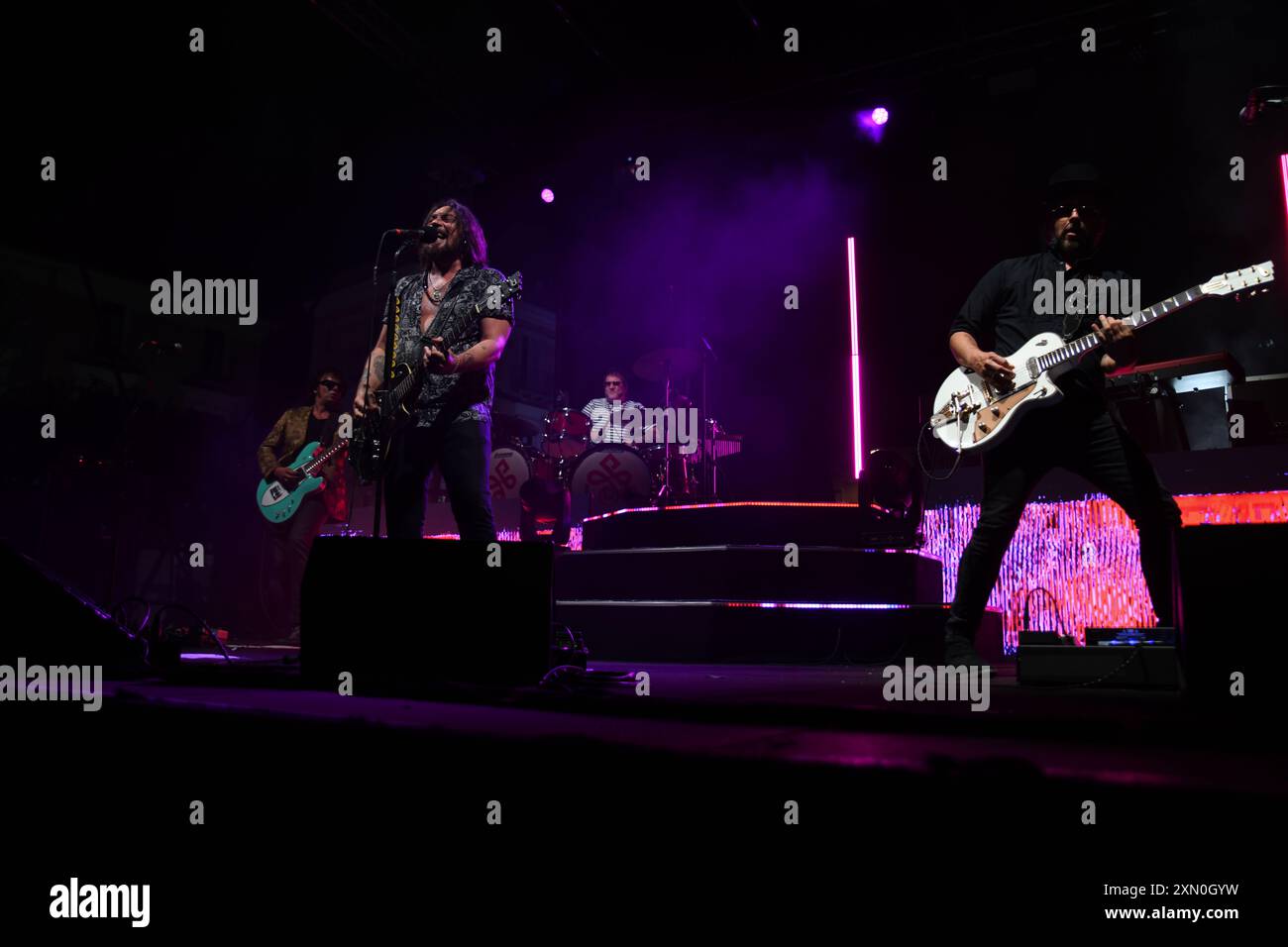 30 luglio 2024, Vallo della Lucania, Italia: Il gruppo rock e pop italiano le vibrazioni si esibisce dal vivo a Vallo della Lucania, Salerno, Italia per il loro ''Summer Tour 2024' (Credit Image: © Mariano Montella/Pacific Press via ZUMA Press Wire) SOLO PER USO EDITORIALE! Non per USO commerciale! Foto Stock