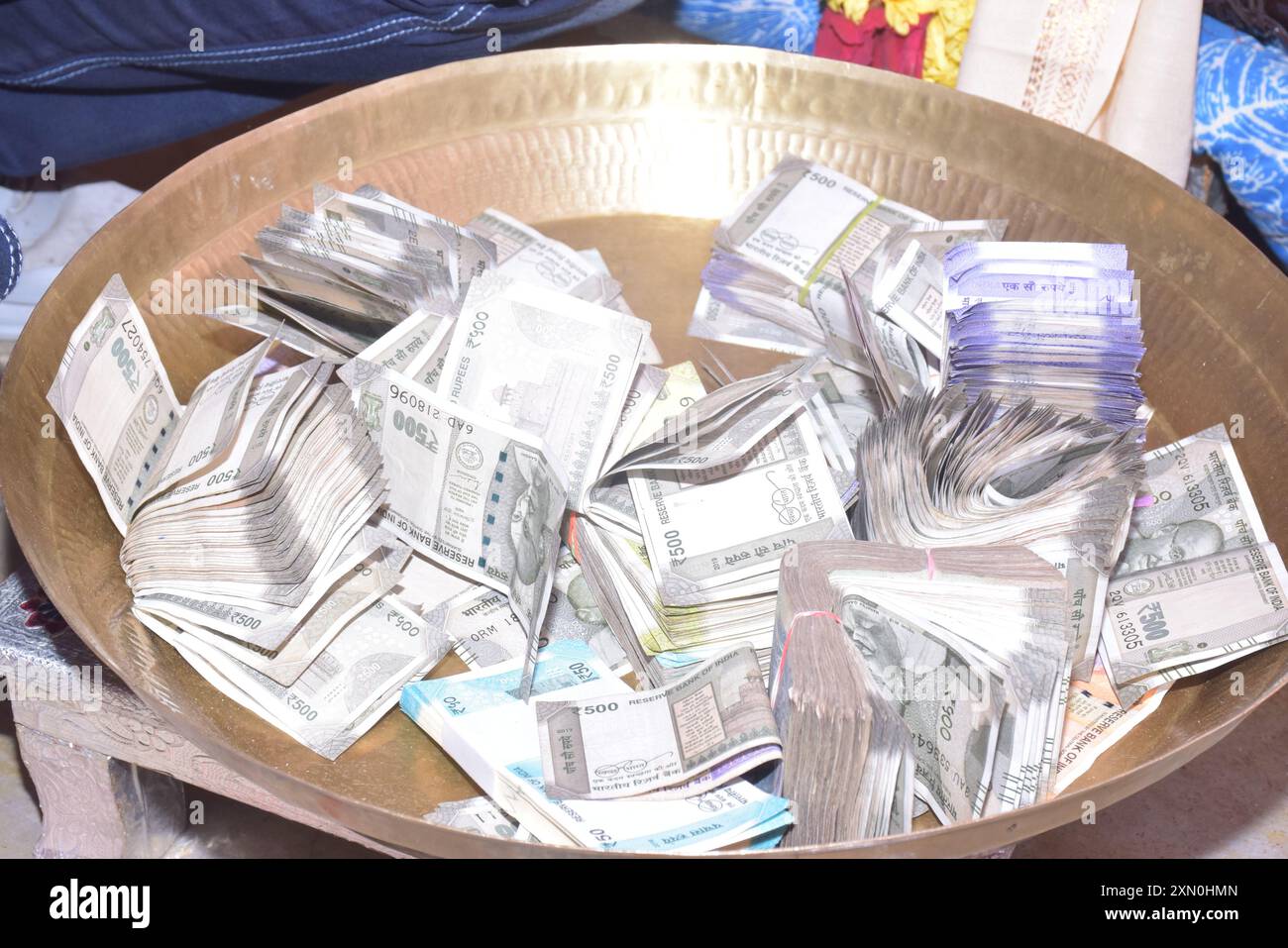 Valuta indiana conservata in piatto di ottone, nuova valuta indiana 2000-500-200-50-20-10 per background e altri Foto Stock