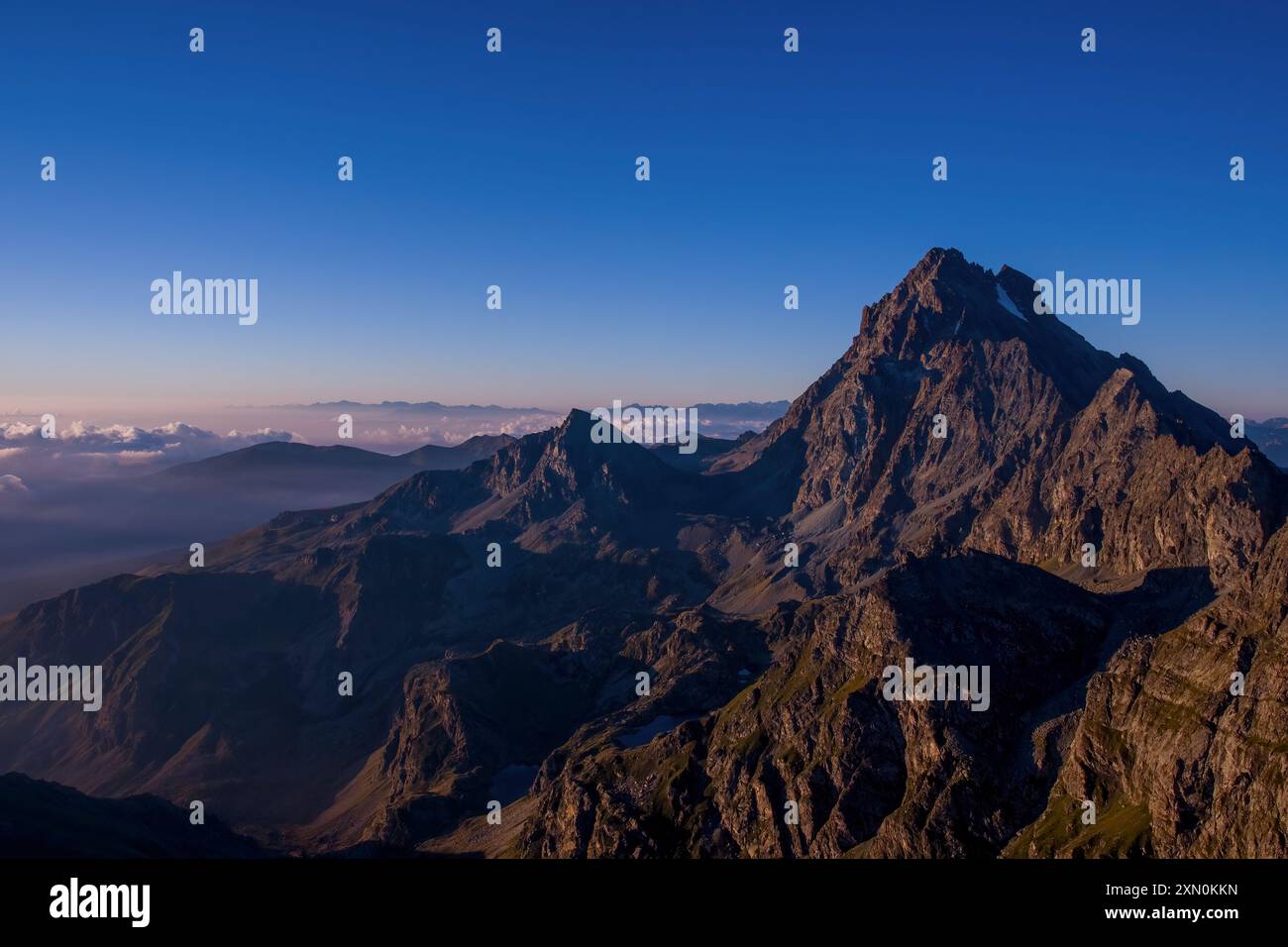 Monviso (3841 m) e viso mozzo (3015 m), le montagne più alte delle Alpi occidentali, scattate all'alba di una giornata estiva dal Monte Meidassa. Italia, Monviso Foto Stock
