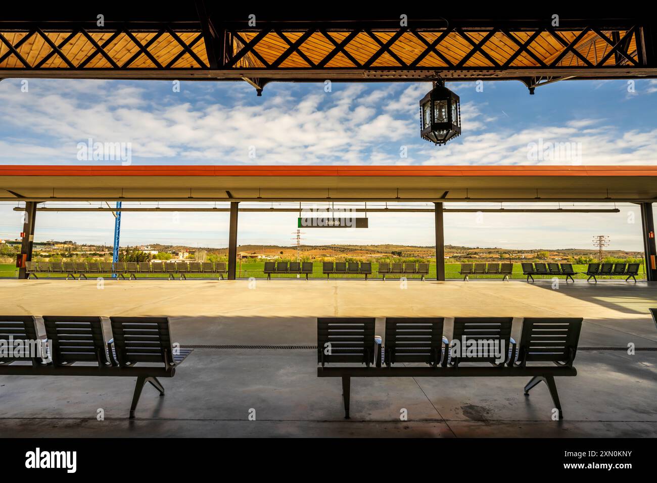 Stazione ferroviaria vuota di Toledo, Spagna, in una giornata di sole. La storica stazione ferroviaria di Toledo, la linea ferroviaria, ha un'architettura incredibile. Niente persone. Foto Stock