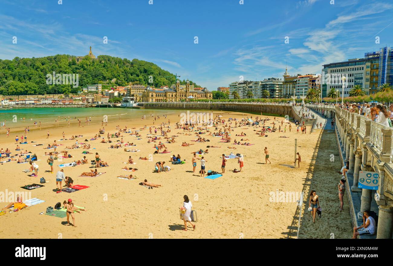 Spiaggia la Concha a Donostia-San Sebastian nel nord della Spagna. Foto Stock