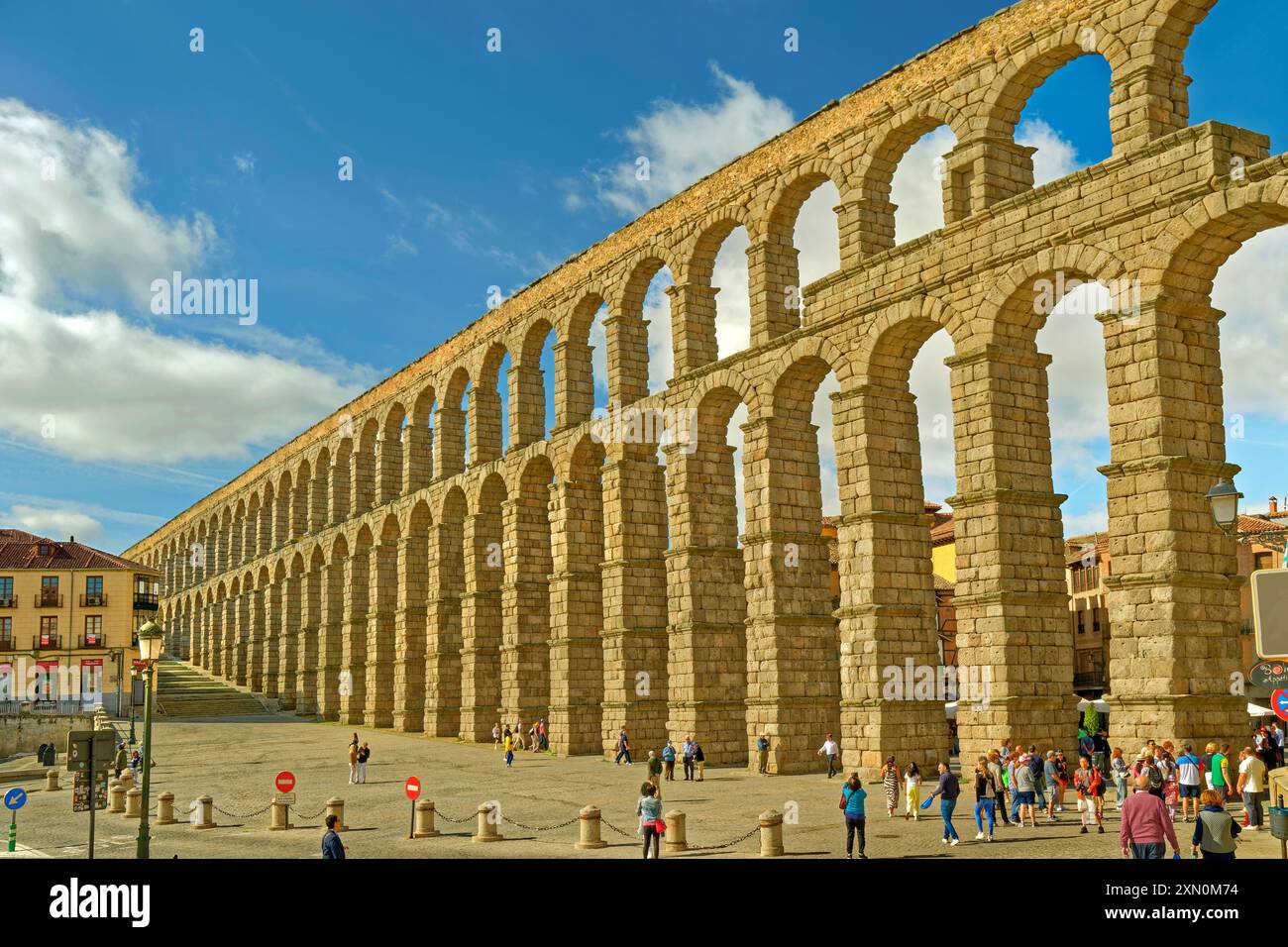 Alcuni dei 167 archi dell'acquedotto romano attraversano Plaza Azoguejo a Segovia nella regione spagnola di Castiglia e León. Foto Stock