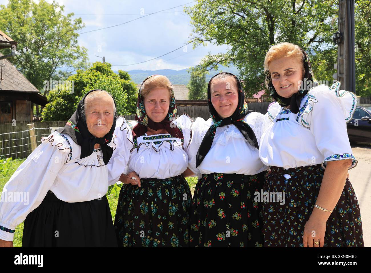 Villaggio di Breb nel cuore delle Maramures rurali, a 500 m sui monti Carpazi, dove l'autentica e affascinante semplicità della vita rurale rumena Foto Stock
