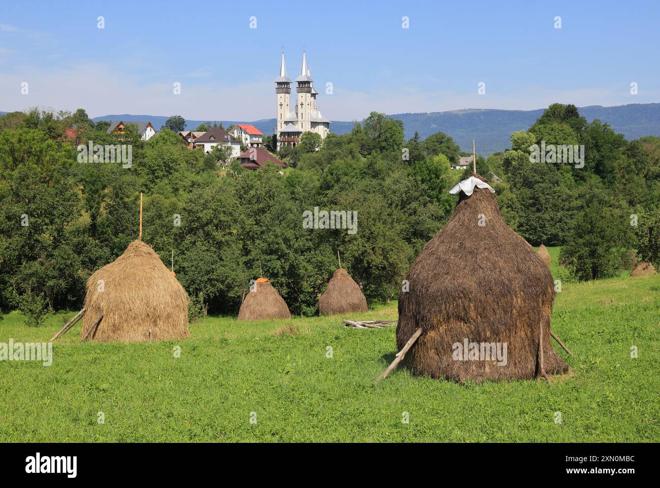 Villaggio di Breb nel cuore delle Maramures rurali, a 500 m sui monti Carpazi, dove l'autentica e affascinante semplicità della vita rurale rumena. Foto Stock