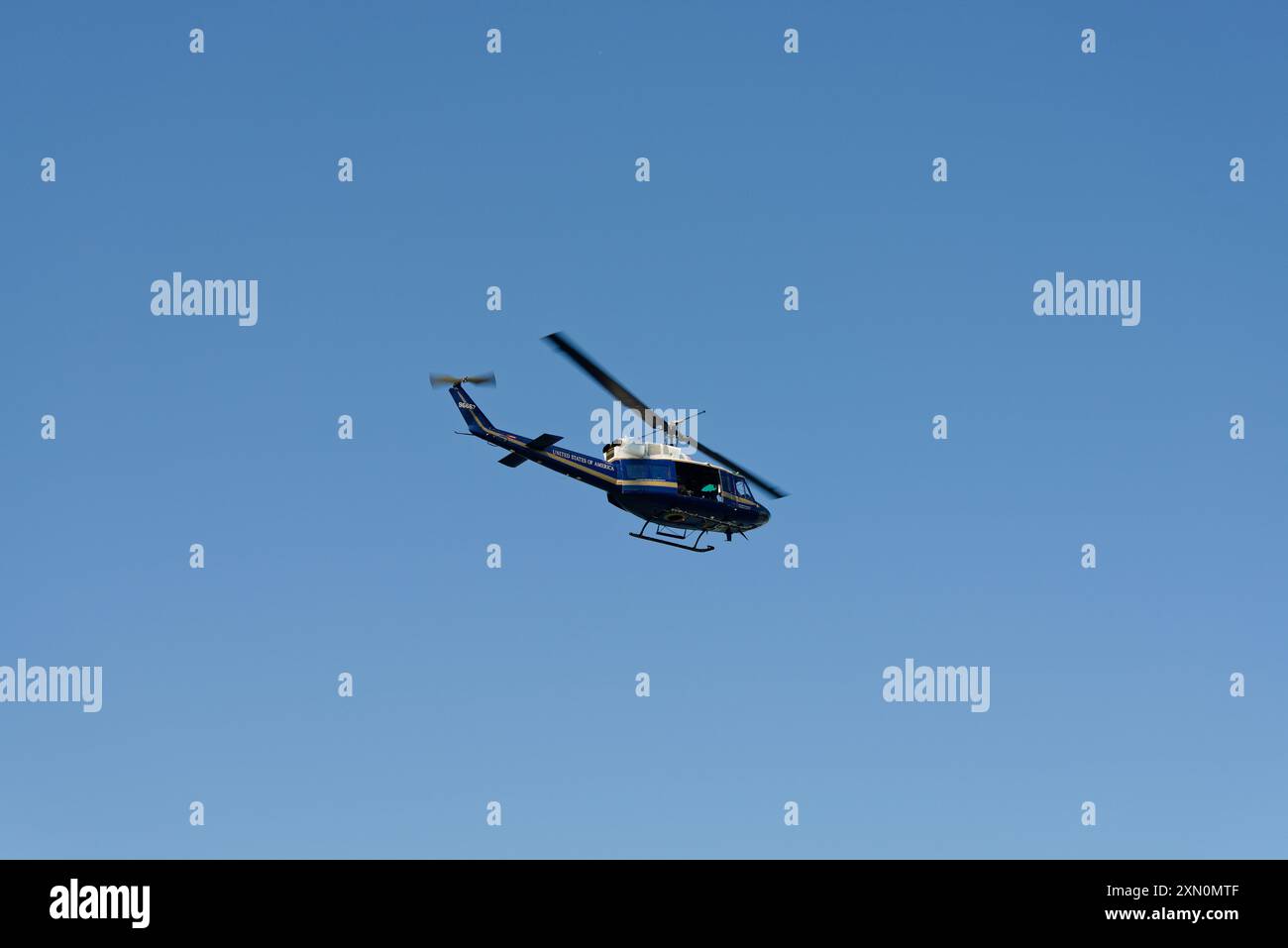 Un elicottero blu della marina degli Stati Uniti che vola lungo il fiume Potomac a Washington DC, USA Foto Stock