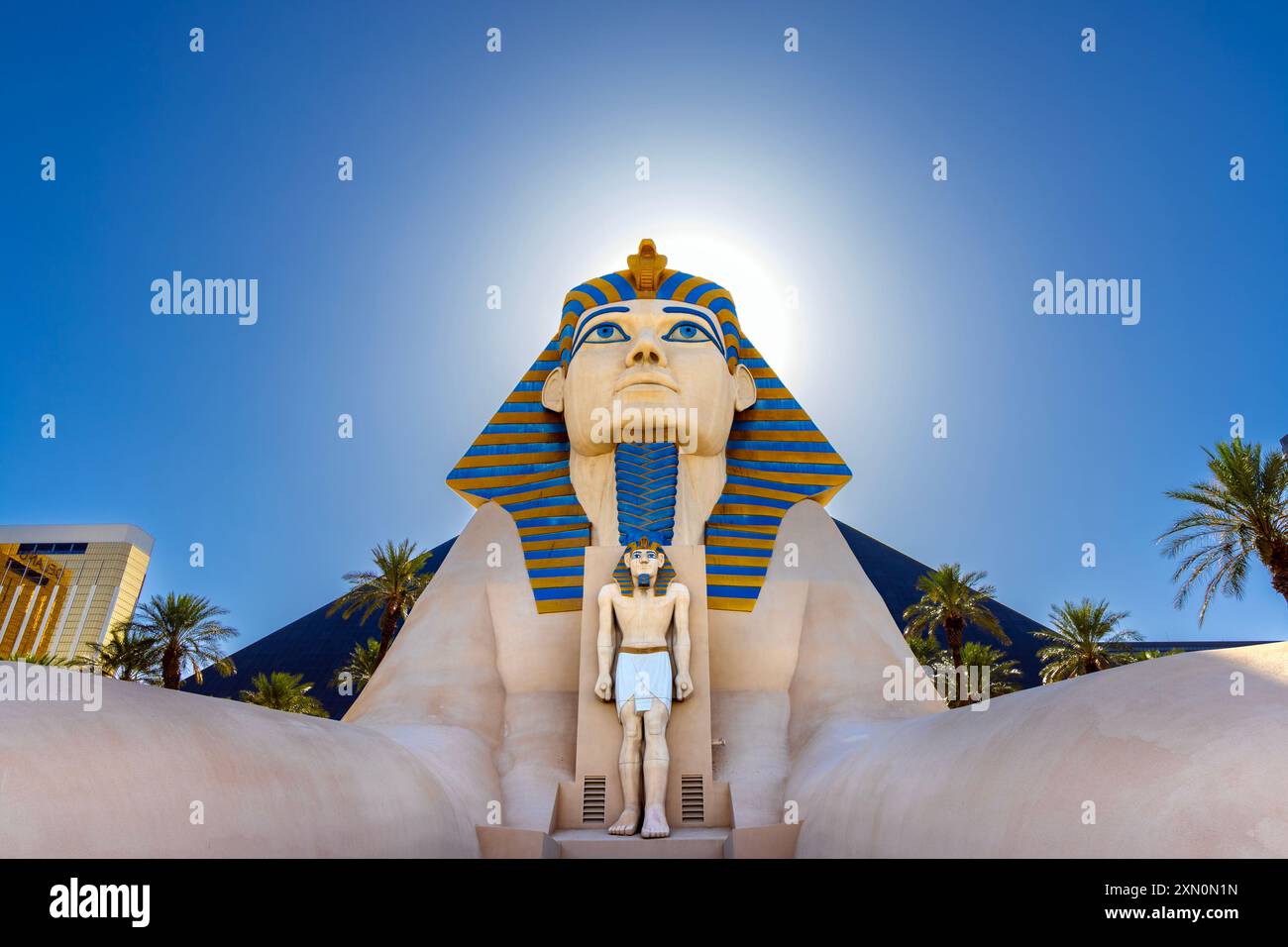 Replica della statua della Sfinge egiziana al Luxor Hotel, Las Vegas, Nevada, Stati Uniti Foto Stock