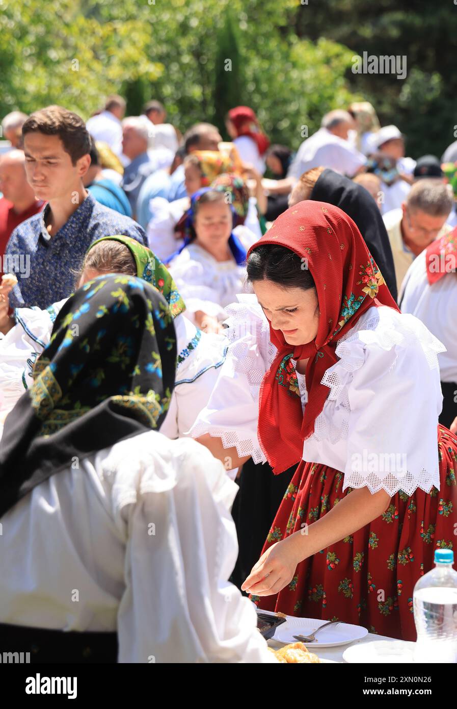 Barsana, un monastero ortodosso attivo con molti edifici pittoreschi tutti in legno, a Maramures, nel nord della Romania. Foto Stock
