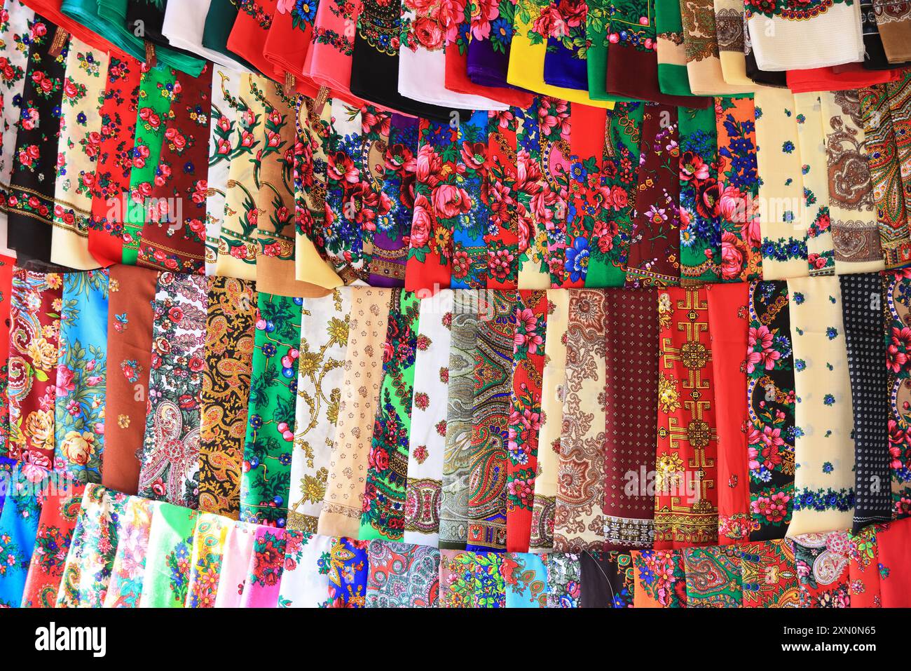 Bancarelle che vendono artigianato locale nel villaggio di Sapanta, dove si trova il famoso Cimitero Merry, a Maramures, Romania. Foto Stock