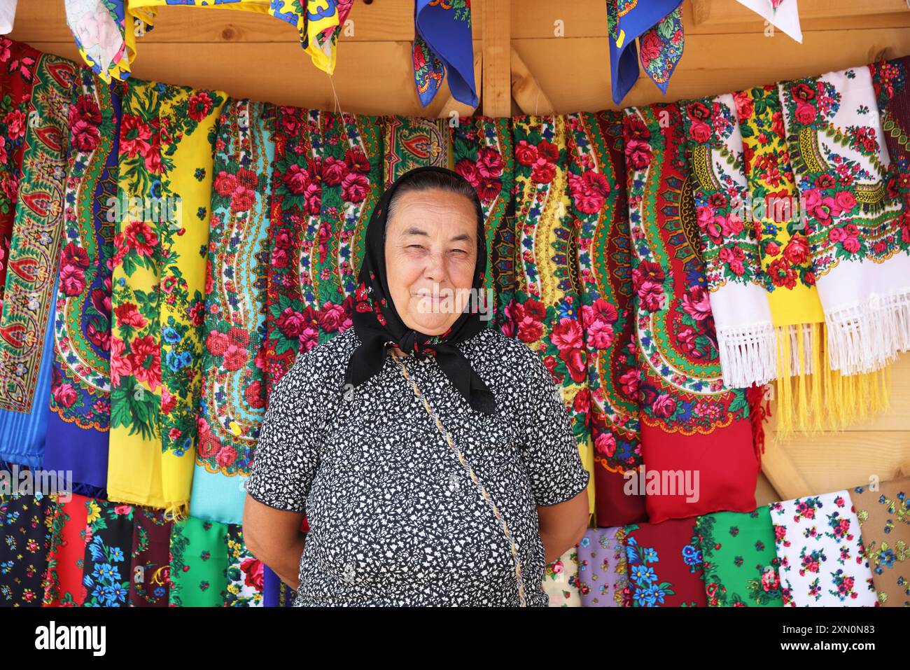 Bancarelle che vendono artigianato locale nel villaggio di Sapanta, dove si trova il famoso Cimitero Merry, a Maramures, Romania. Foto Stock