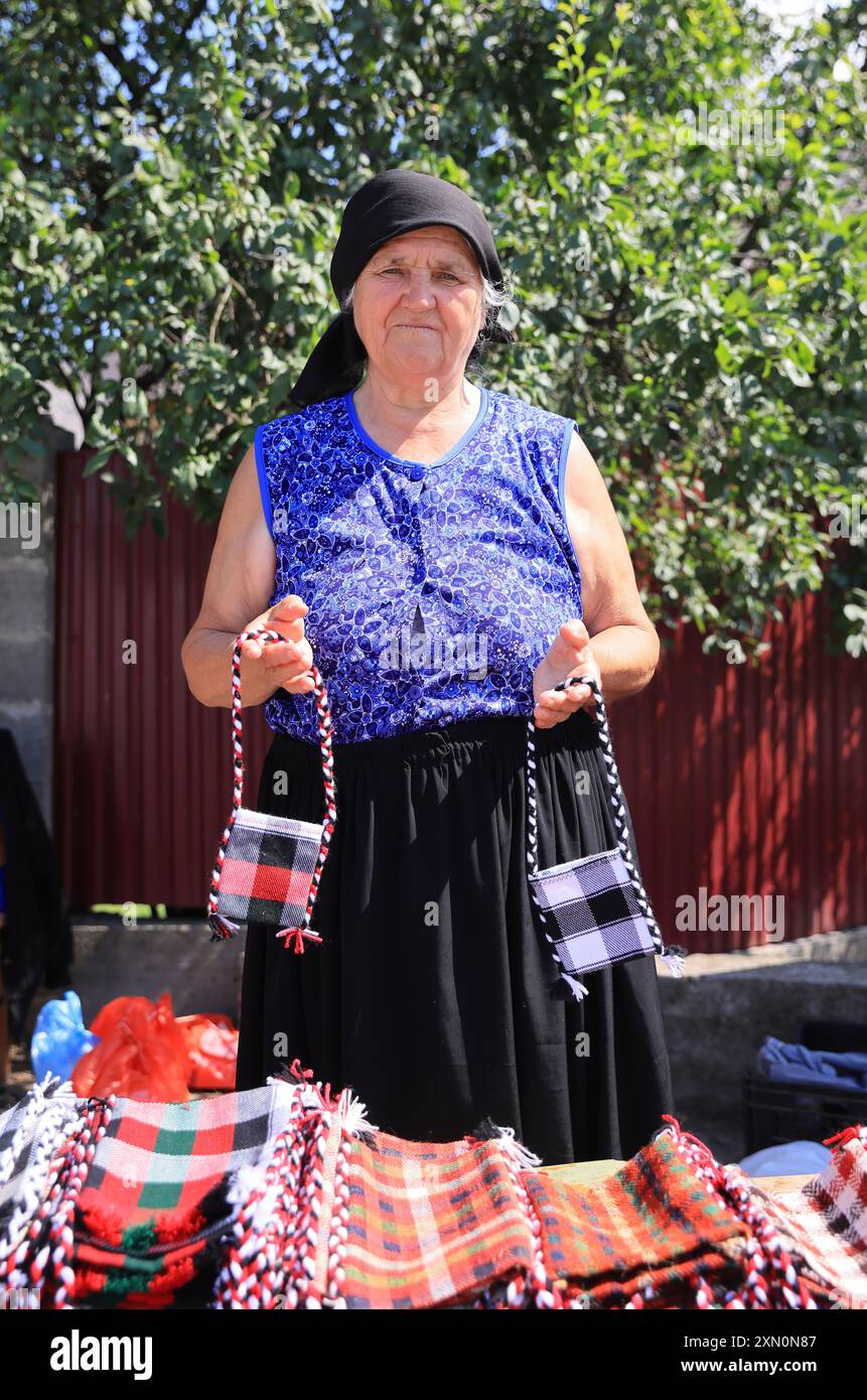 Bancarelle che vendono artigianato locale nel villaggio di Sapanta, dove si trova il famoso Cimitero Merry, a Maramures, Romania. Foto Stock
