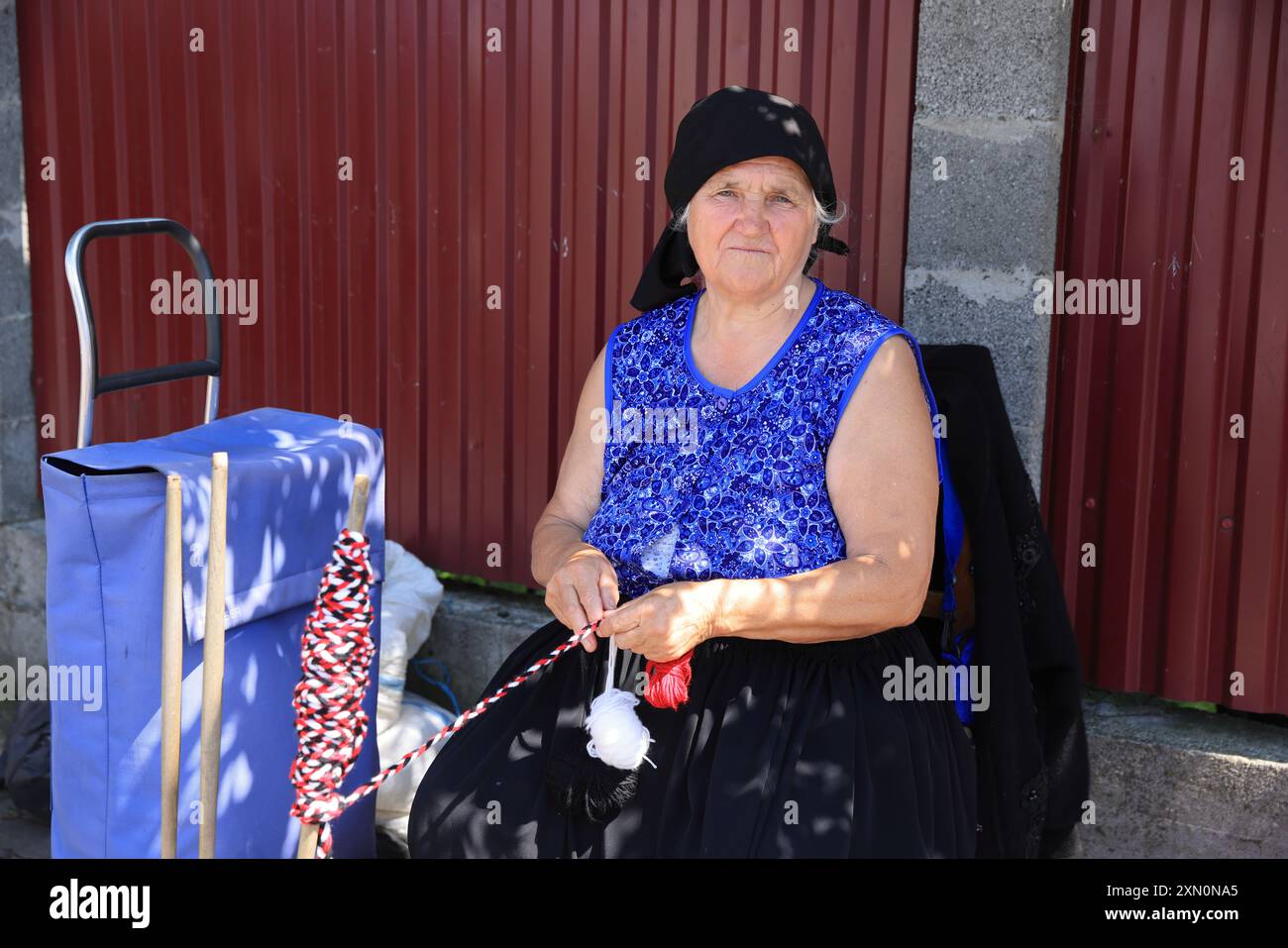 Bancarelle che vendono artigianato locale nel villaggio di Sapanta, dove si trova il famoso Cimitero Merry, a Maramures, Romania. Foto Stock