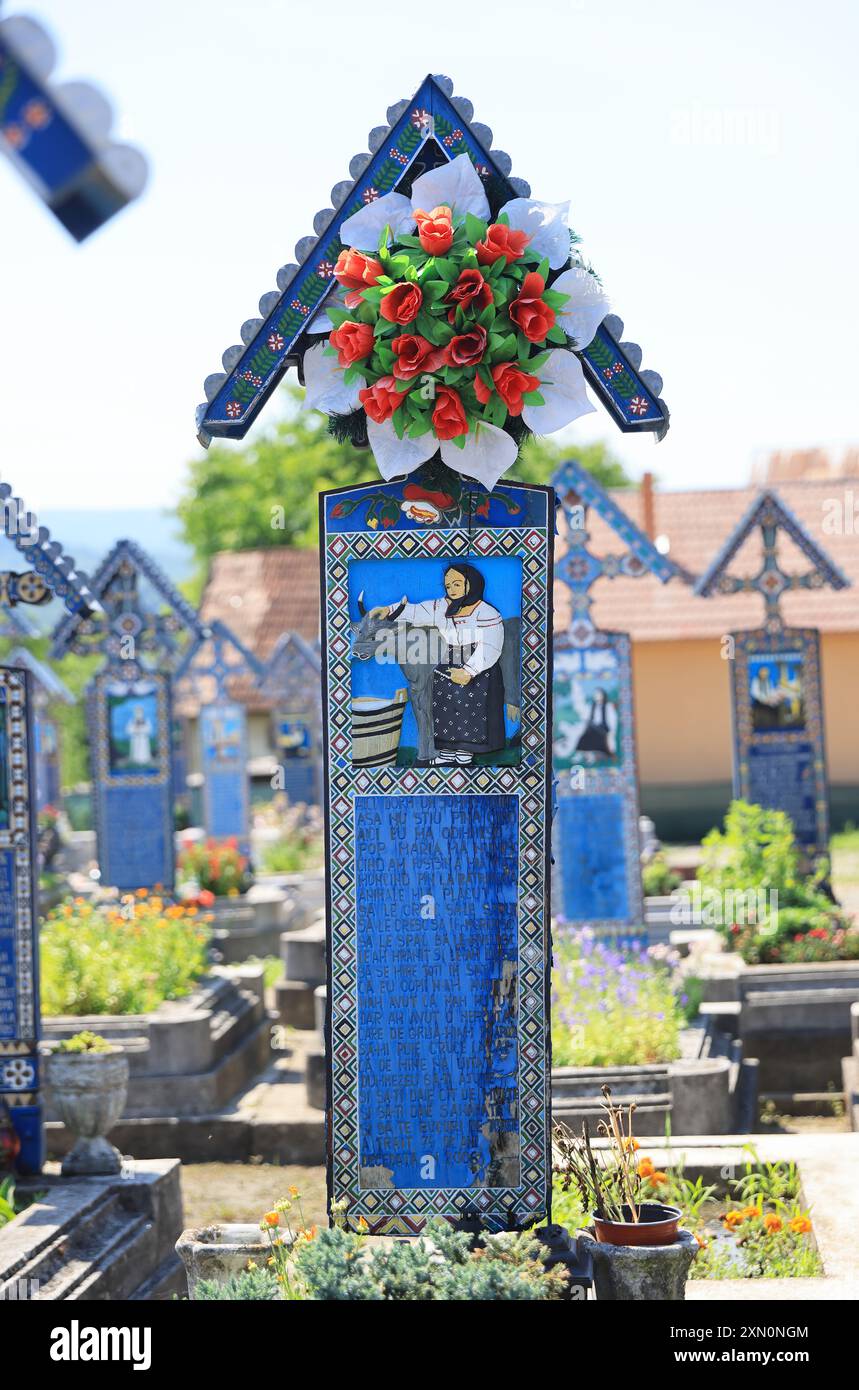 Il Cimitero Merry, Sapanta, Maramures, famoso per le pietre tombali dai colori vivaci e umoristici, con ingenui dipinti che descrivono le persone sepolte. Foto Stock