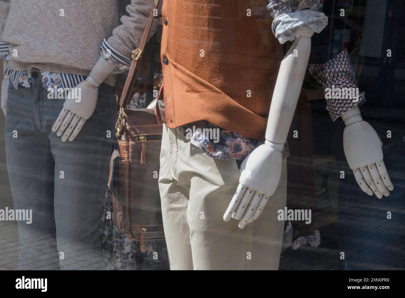 Manichini in abiti alla moda. stile di vita. Frammento di un moderno negozio di abbigliamento Foto Stock