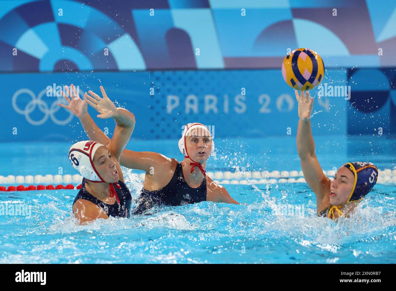 Parigi, Ile de France, Francia. 29 luglio 2024. La campionessa statunitense Maggie Steffens (6) e la campionessa statunitense Rachel Fattal (4) difendono contro la campionessa spagnola Paula Crespi Barriga (6) durante la partita tra Stati Uniti e Spagna nella pallanuoto femminile del gruppo B durante le Olimpiadi estive di Parigi 2024 all'Aquatics Centre. (Credit Image: © David G. McIntyre/ZUMA Press Wire) SOLO PER USO EDITORIALE! Non per USO commerciale! Foto Stock