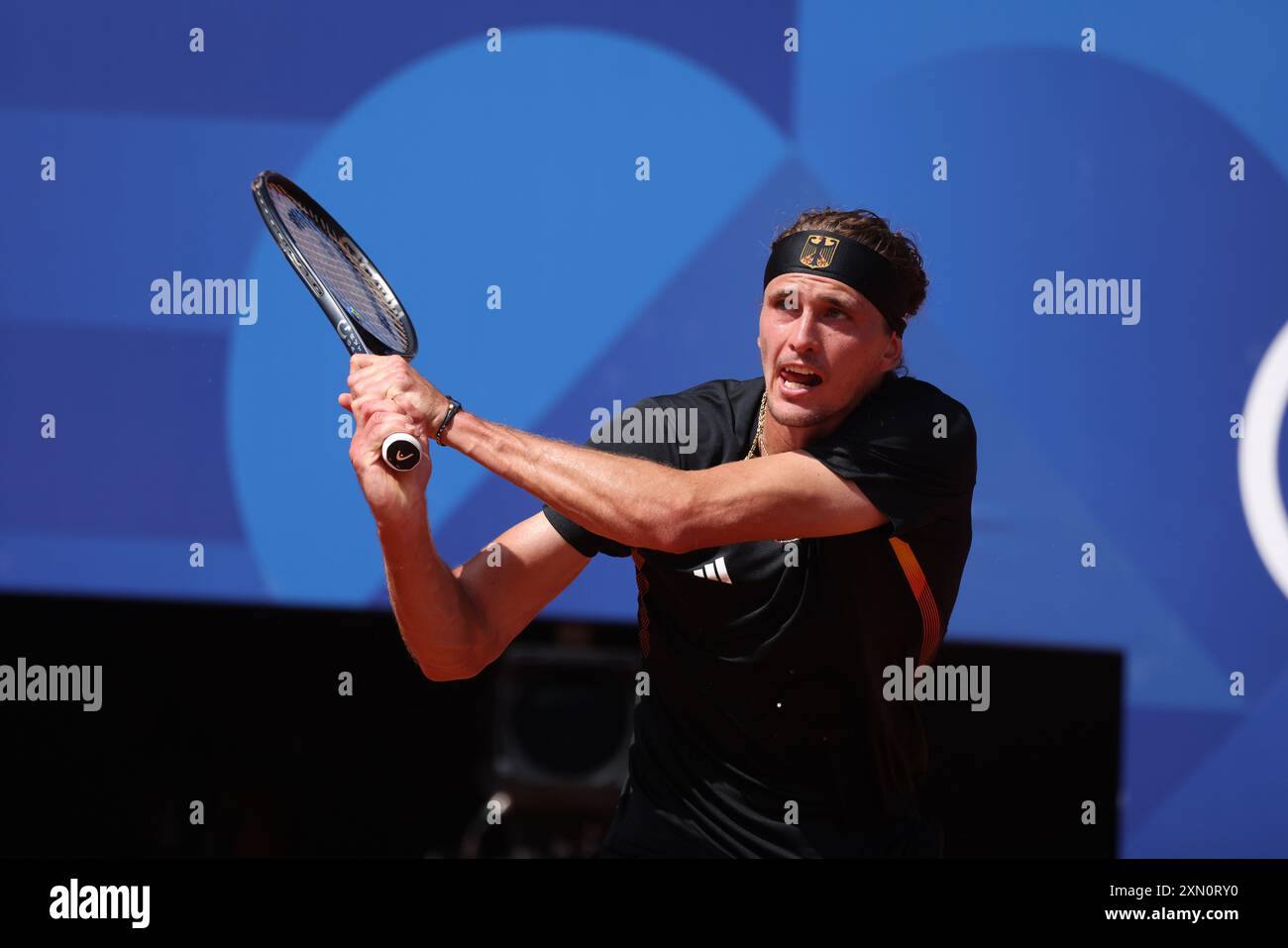 Parigi, Francia. 30 luglio 2024. Olimpiadi di Parigi: Tennis: Uomini: Alexander Zverev della Germania in azione contro Tomas Machac della Repubblica Ceca al Roland Garros durante le Olimpiadi di Parigi 2024. Crediti: Adam Stoltman/Alamy Live News Foto Stock