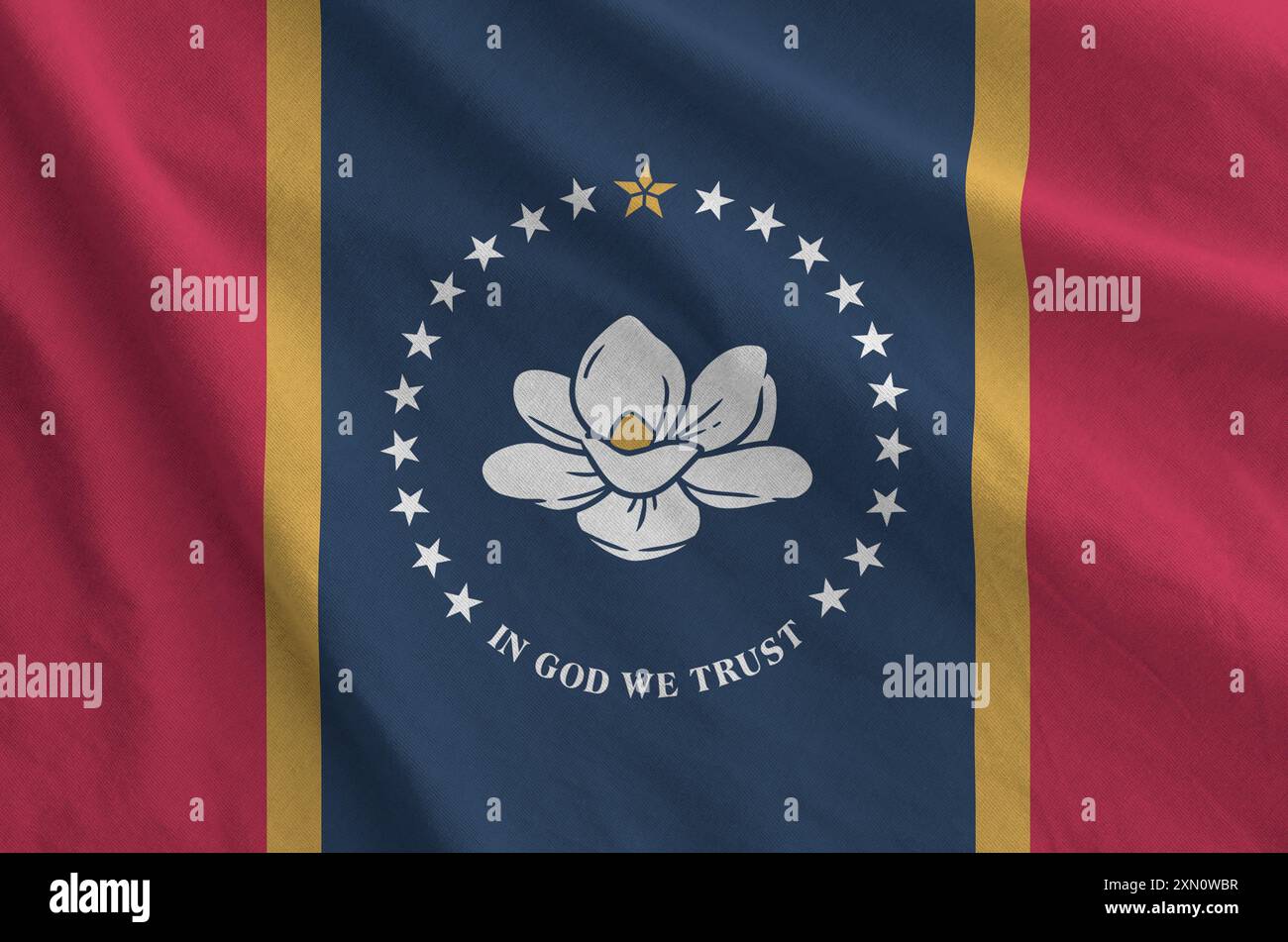 Nuova bandiera dello stato statunitense del Mississippi raffigurata su un tessuto ondulato piegato di vecchio panno da vicino Foto Stock