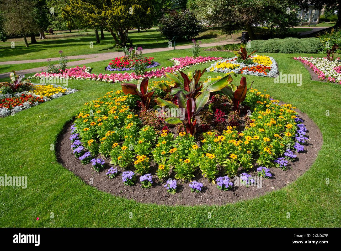 Mostra di biancheria da letto estiva nei giardini botanici di Sheffield, South Yorkshire, Inghilterra. Foto Stock