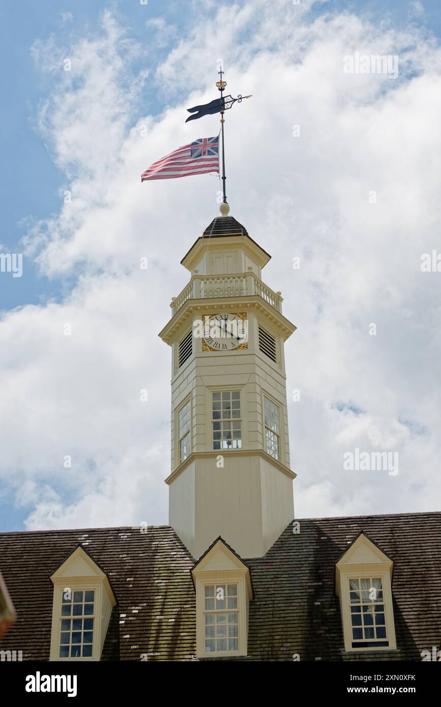 Edificio coloniale di Williamsburg in Virginia. Un museo vivente. Storia preservata. Torre dell'orologio in cima al Campidoglio. Foto Stock